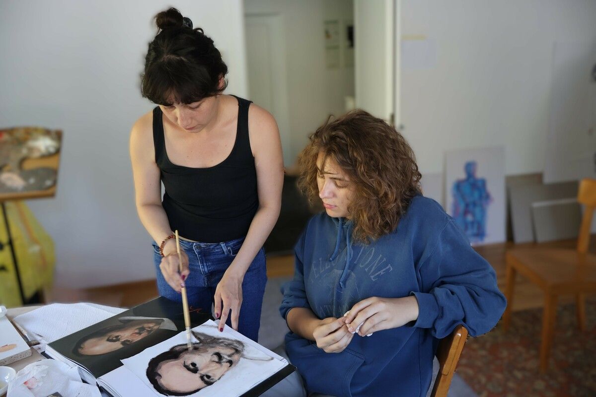 Künstlerin Chantal Boso-Flores mit Paula Futscher bei der Sommer-Workshop-Woche „So WoW!“ 2024 im Kloster Viktorsberg.⇒Sigrid Juen