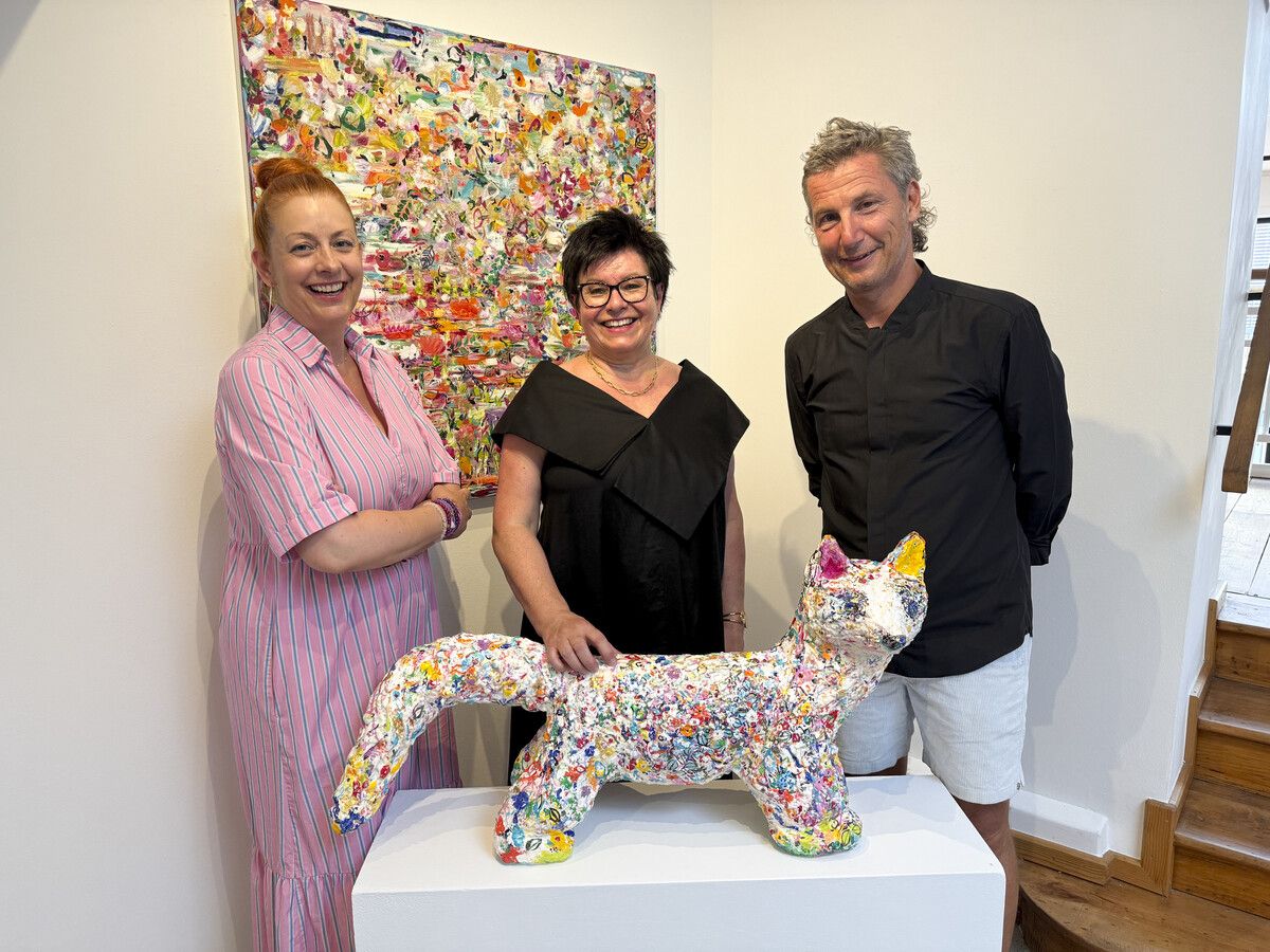 Künstlerin Sabeth Holland (m.) mit dem Galeristenduo Sandra Kacetl und Klaus Feldkircher bei der Eröffnung.⇒Franc