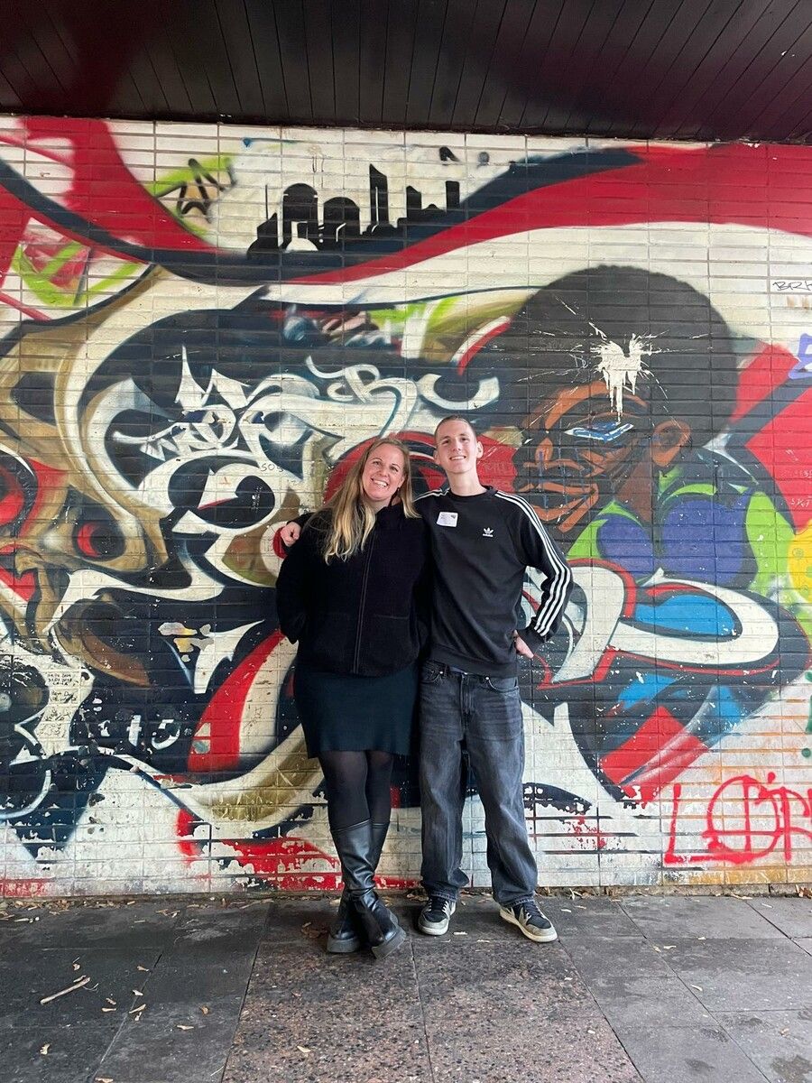 Levin mit seiner Mutter Nadine Bösch, die ebenfalls literarisch tätig ist.⇒Cro (1), LändleSlam.at, Bösch