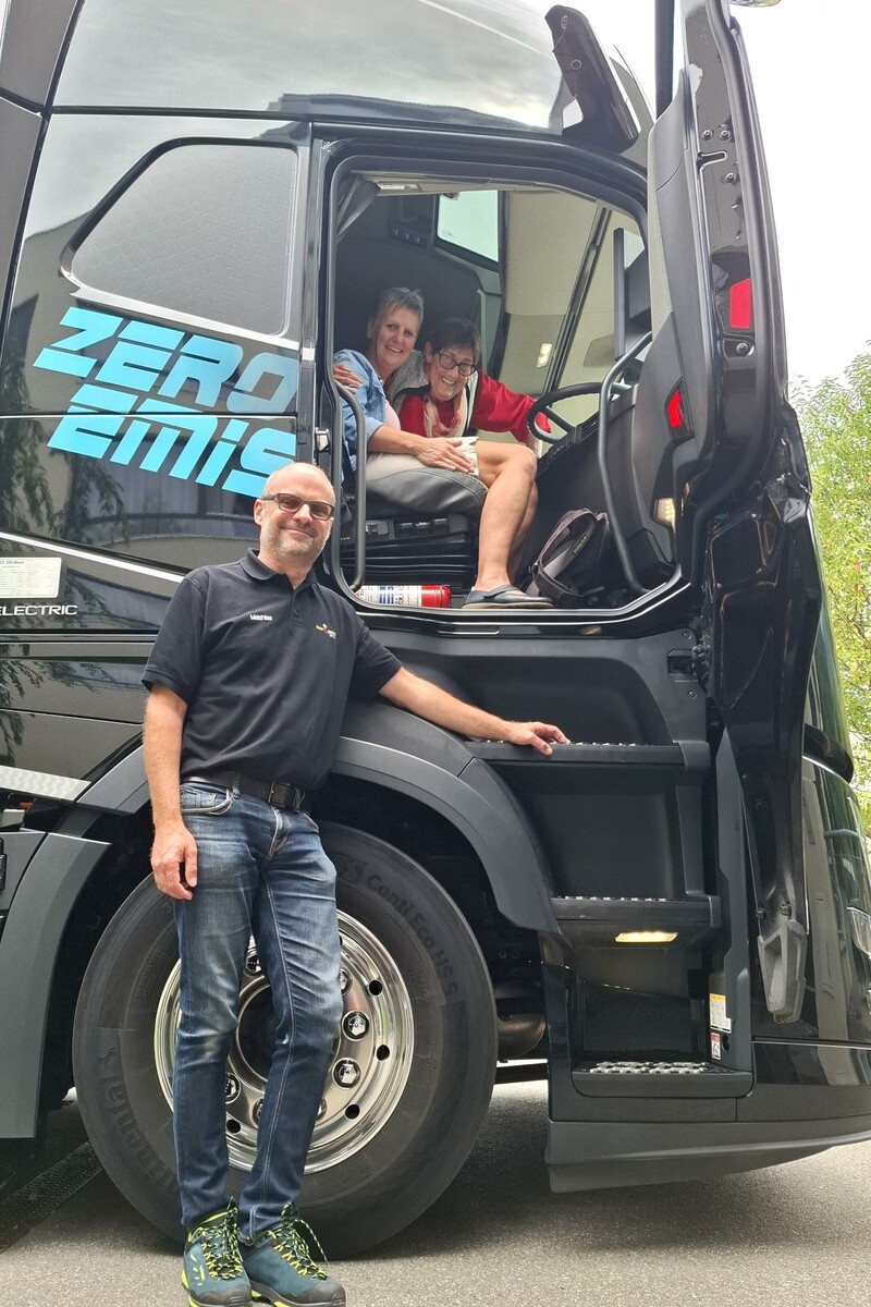 Lkw-Fahrlehrer Matthias Ammann, Ruth Meya-Wachter vom Laurentius-Park und Bewohnerin Eleonore Moosbrugger auf gemeinsamer Ausfahrt.⇒SeneCura(2)