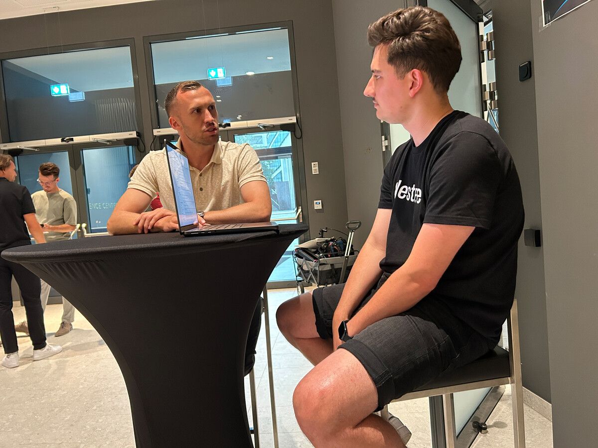 Lukas Jäger beim Mediaday im Gespräch mit Fabian Beer.⇒Buck