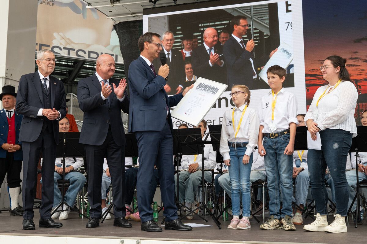 Markus Wallner ehrte die Jungmusikanten im Beisein von Bundespräsident Alexander Van der Bellen (l.) und Bundeskanzler Christian Stocker (2. v. l.). ⇒VLK/serra