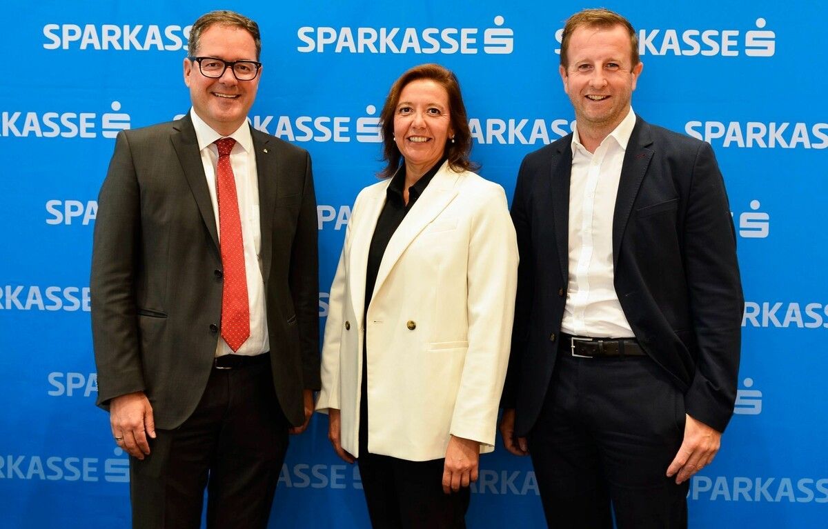 Martin Jäger, Sprecher der Vorarlberger Sparkassen, und die s REAL Vorarlberg Geschäftsführer Martina Hirsch und Christian Hagspiel. ⇒sparkasse
