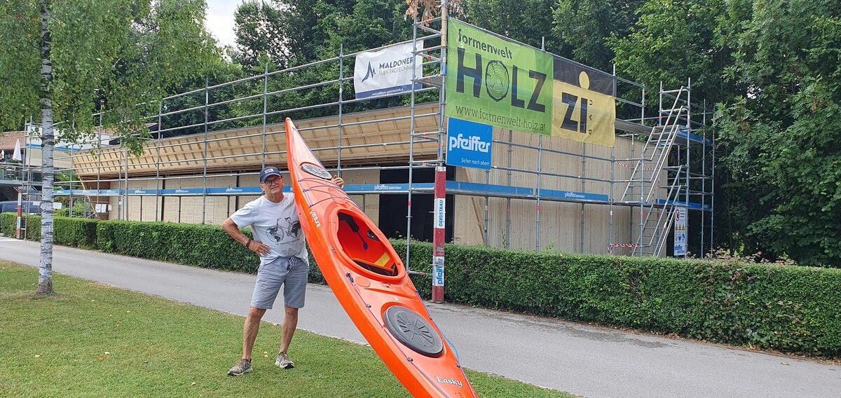 Martin Köb, Präsident des Kanu- und Wassersportvereins Bregenz, vor dem entstehenden Bootshaus beim Sporthafen Bregenz.⇒wpa