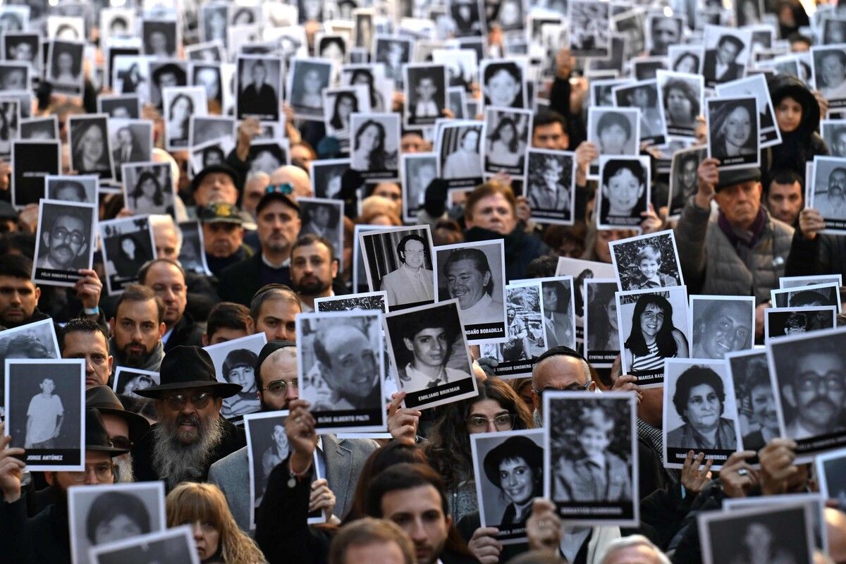 Menschen gedenken der Opfer bei einer Zeremonie zum Gedenken an den 31. Jahrestag des Bombenanschlags auf das Gebäude der Asociación Mutual Israelita Argentina (AMIA), bei dem 85 Menschen starben und mehr als 300 verwundet wurden. AFP (4); dap