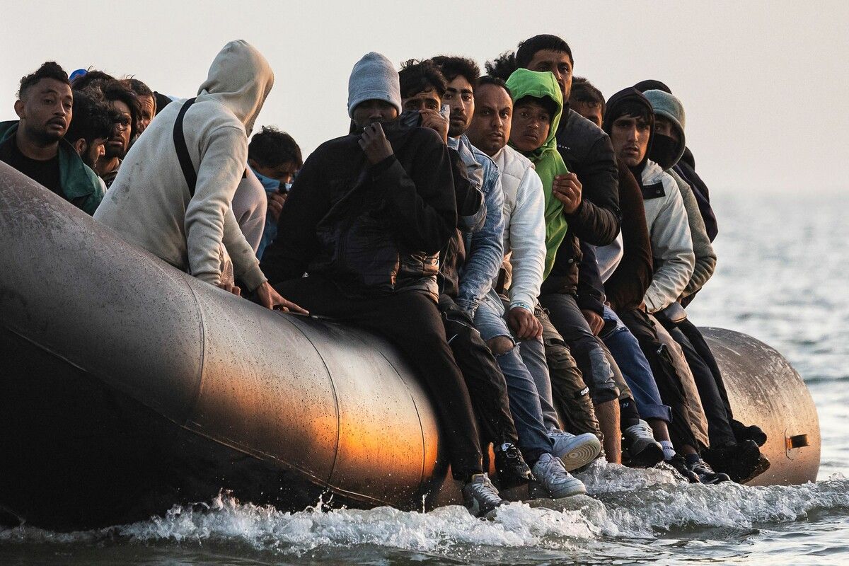 Migranten wollen von Gravelines in Nordfrankreich aus mit einem Schlauchboot den Ärmelkanal überqueren.