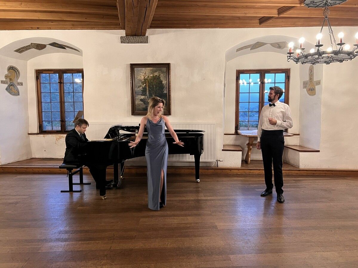 Mihály Zeke (Klavier), Hannah Gries (Sopran) und Daniel Raschinsky (Bariton) im Rittersaal der Schattenburg. ⇒Andreas Marte