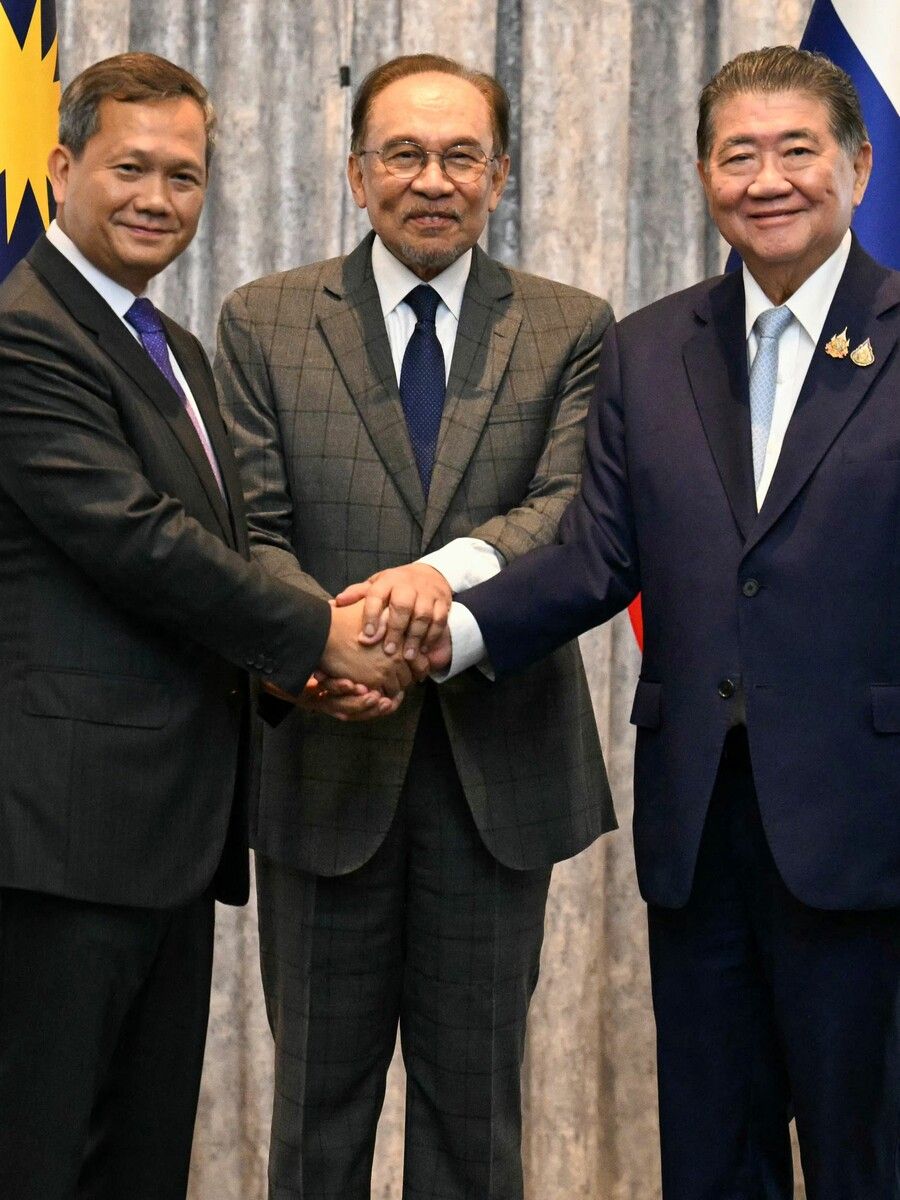 Ministerpräsident Anwar Ibrahim (M.) mit den Regierungschefs beider Länder. ⇒AFP