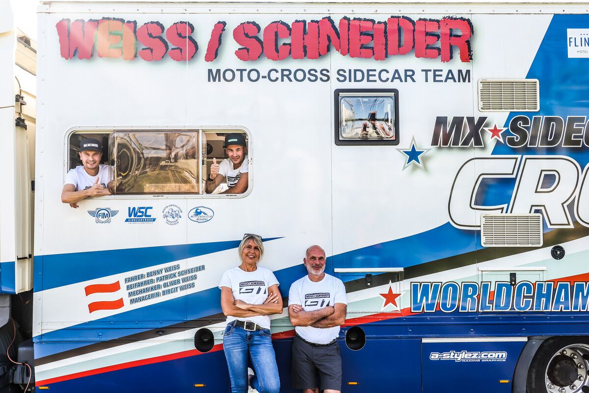 Mit dem Wohn-Truck fährt das Quartett Birgit und Oliver Weiss sowie die WM-Fahrer Benny Weiss (links) und Patrick Schneider zu den WM-Schauplätzen quer durch Europa.⇒Steurer/2