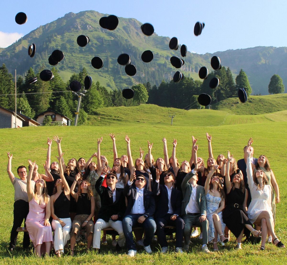 Mit den 28 Maturakäpple flogen symbolisch Träume und Wünsche der 24 Maturantinnen und vier Maturanten der Bezauer HLT in den Abendhimmel von Schetteregg. ⇒stp