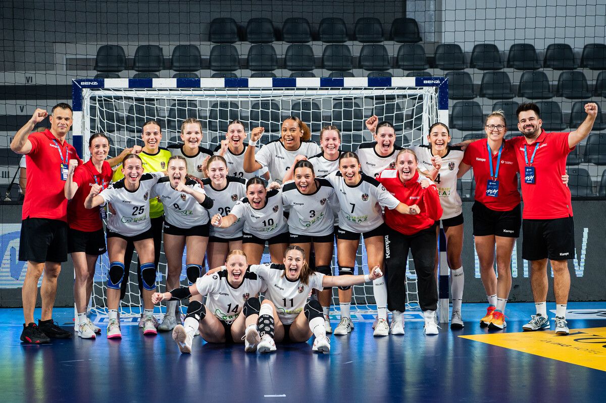 Mit Lorena Baljak (#3), Marie Scheiderbauer (#7), Chiara Sieber (#11) und Torfrau Alissa Sonnleithner (gelbes Oberteil) stehen vier Vorarlbergerinnen im stark aufspielenden ÖHB-Juniorinnenteam bei der U19-EM in Montenegro. ⇒Matchlens
