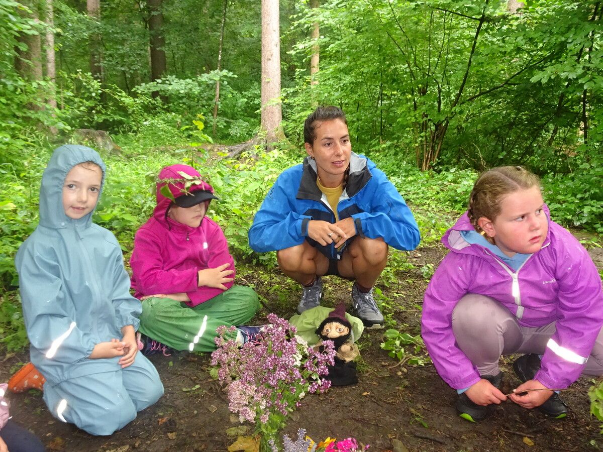 Mit viel Begeisterung bringt Ines Hinteregger den Kindern bei den Wilden Waldferien die Natur näher.⇒Carmen Thurnher (3)