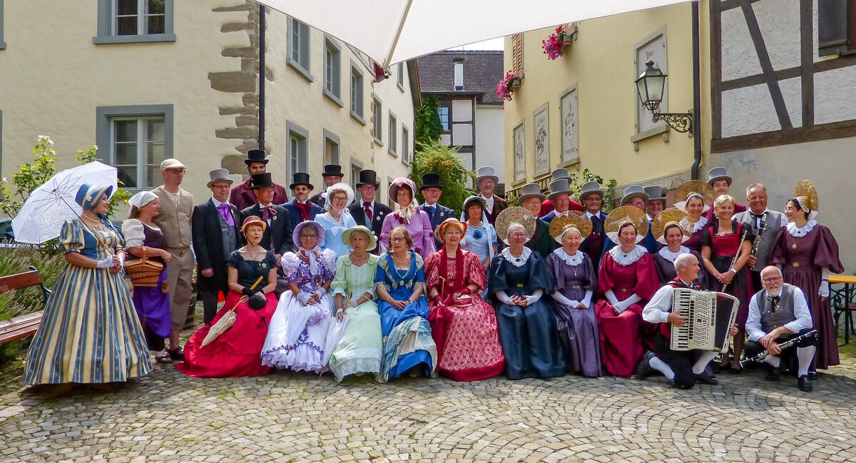 Mitglieder des Vereins Biedermeier Heiden gemeinsam mit der Trachtengruppe Bregenz.⇒SSU (3)