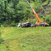 Lkw in gefährlicher Schräglage