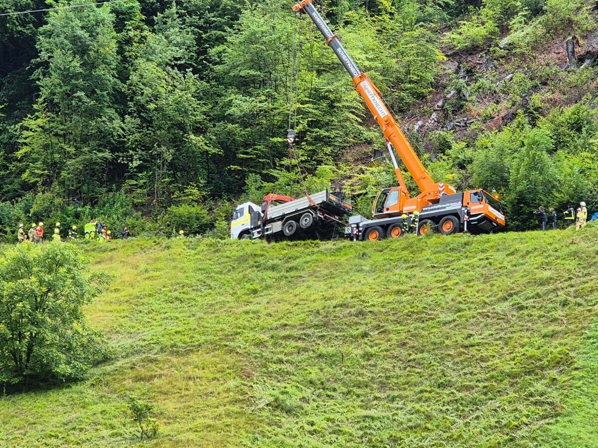 Mithilfe eines Telekrans wurde der Lastwagen wieder auf den Weg gehoben.⇒Feuerwehr Stallehr-Bings (2)