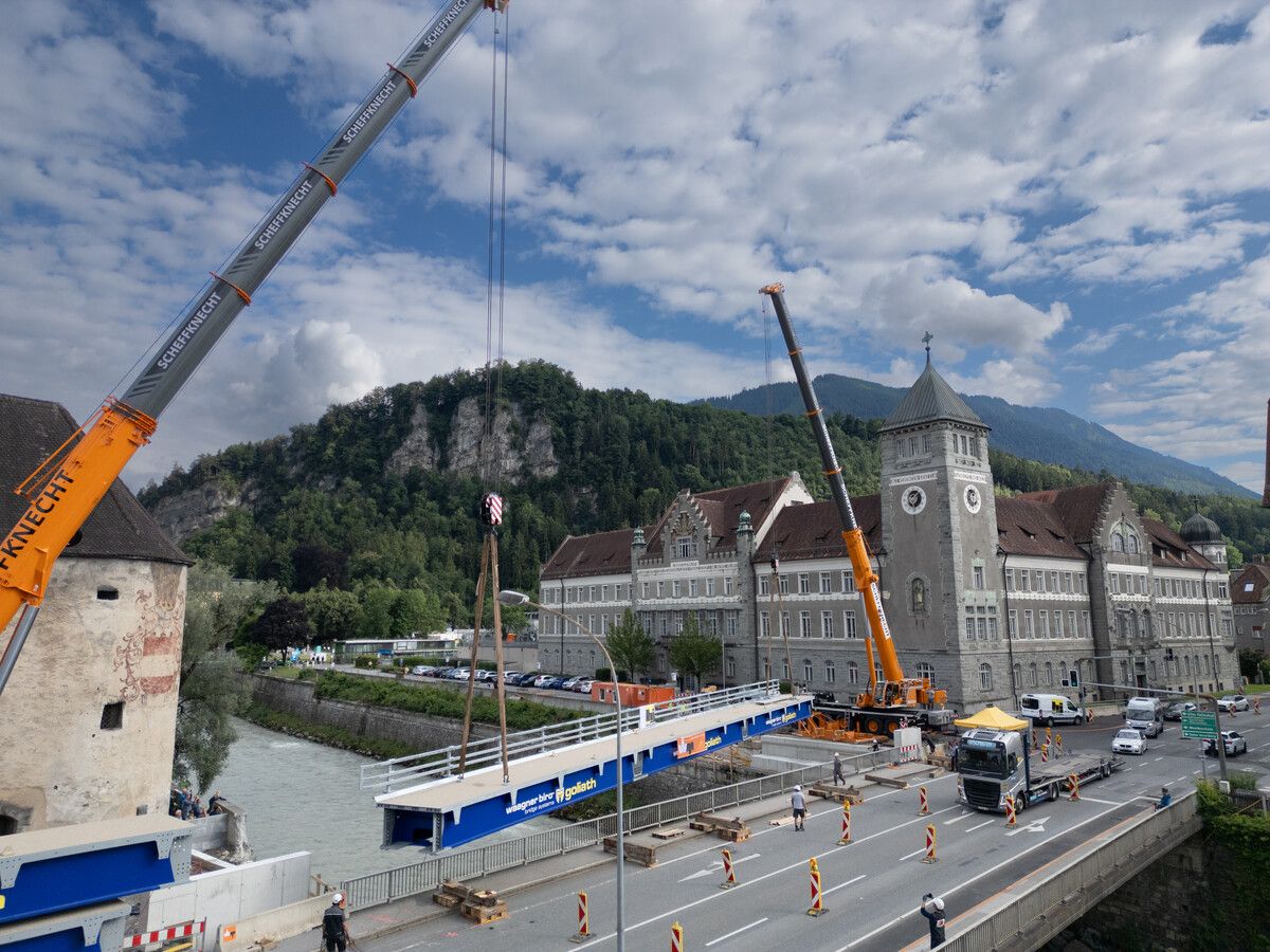 Mittels Tandemhub wurde das 40,5 Meter lange Stahlprofil in Position gebracht. ⇒VN/Hartinger (2)