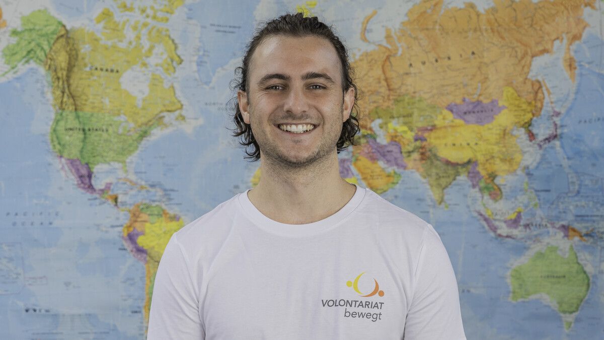 Nach dem Bachelor sucht Lucca Peer nach anderen Perspektiven und Herausforderungen und schaut sich dazu bei einem Freiwilligeneinsatz um.⇒Julian funk