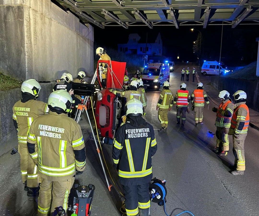 Nach dem Streifen des Randsteins überschlug sich der Pkw und kam auf der rechten Fahrzeugseite zum Stillstand.⇒feuerwehr nüziders
