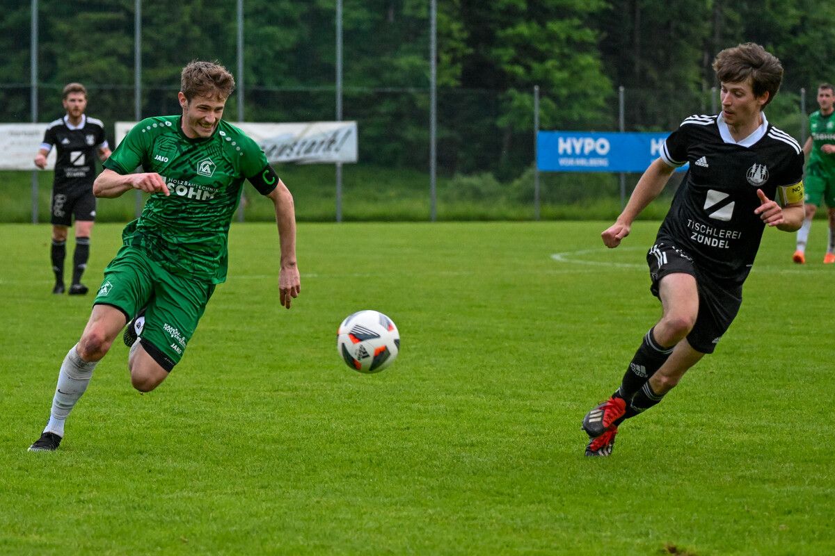 Nach einer Saison bei den Altach Juniors kehrt Julian Maldoner (l.), ehemals Kapitän, zum FC Alberschwende zurück. Die Wälder müssen den Abstieg aus der VN.at-Eliteliga verarbeiten.⇒VN-Lerch