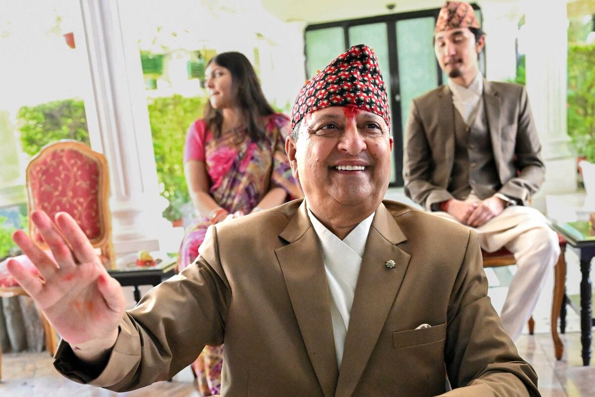 Nepals ehemaliger König Gyanendra Shah spricht an seinem Geburtstag in seiner Residenz in Kathmandu mit Medienvertretern.