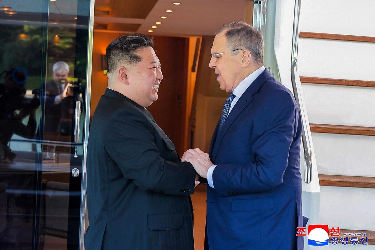 Nordkoreas Machthaber Kim Jong Un mit dem russischen Außenminister Lawrow. ⇒AFP