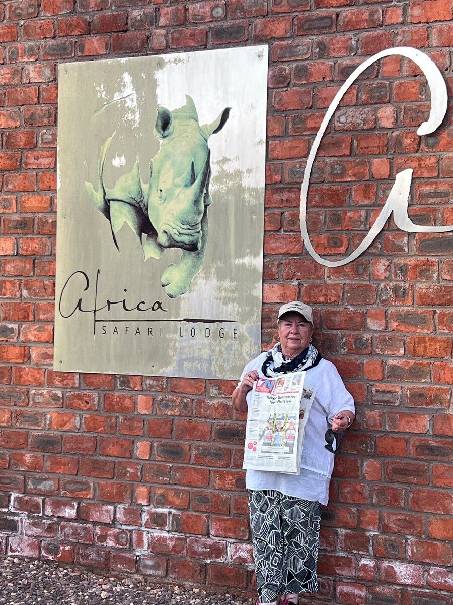 Oh, wie schön ist Afrika: „Schöne Grüße aus Namibia. Auch hier lesen wir die VN“, meldet sich Helga Steurer aus Riefensberg aus der Safari-Lodge. 