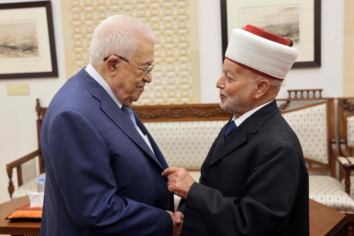 Palästinenserpräsident Mahmud Abbas (l.) begrüßt den Großmufti von Jerusalem, Mohamed Ahmed Hussein, bei einem Treffen in Ramallah im Westjordanland. AFP (4); dpa