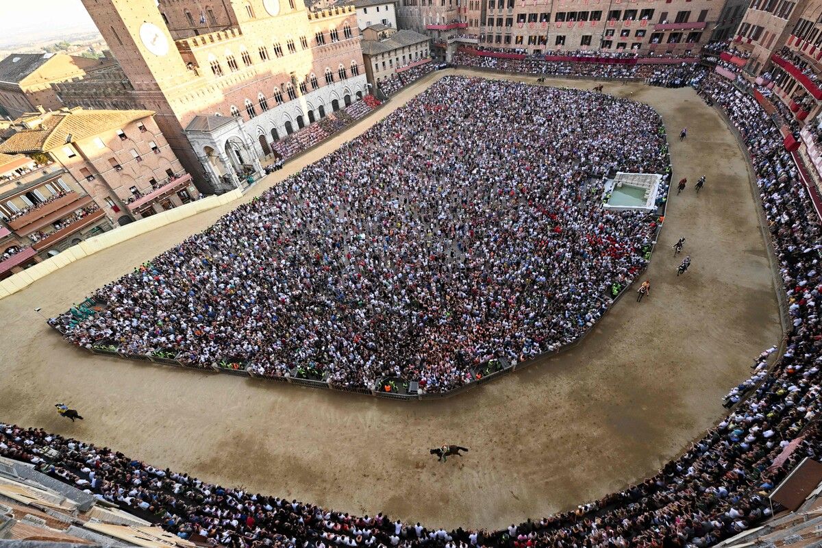 Pferde-Jockeys trainieren vor dem historischen italienischen Pferderennen „Palio di Siena“ in Siena, Toskana. Das Rennen hat seine Wurzeln im späten Mittelalter und wurde 1482 das erste Mal abgehalten. AFP