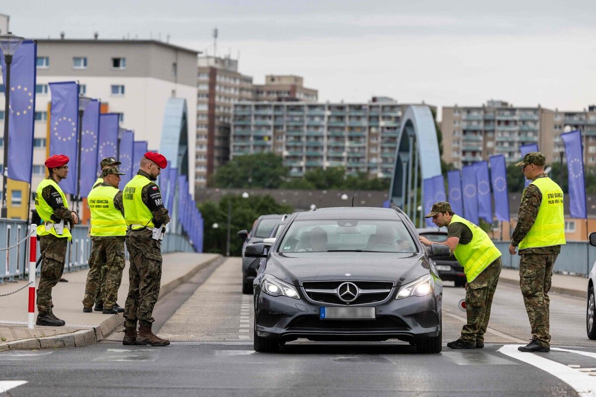 Polnische Grenzbeamte kontrollieren Autos in Slubice.⇒AFP
