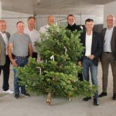 Vom Raiba-Projekt grüßt der Firstbaum 