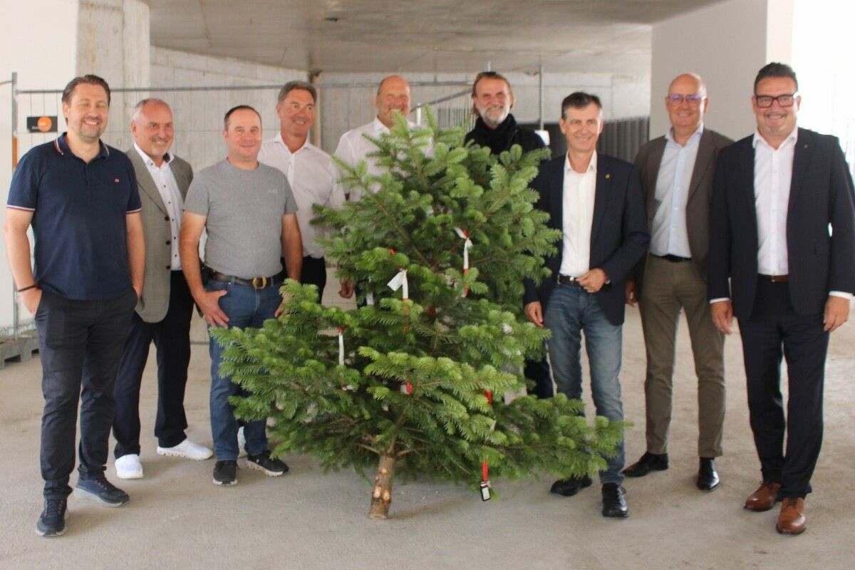 Projektleiter Thorsten Oderwald, Arnold Mangold, Martin Moosbrugger, Alexander Stuchly, Andreas Kreuzer, Claus Schnetzer, Michael Alge, Peter Fertschnig und Manfred Miglar (v. l.) hatten einen prächtigen Firstbaum vorbereitet.⇒peter strauss