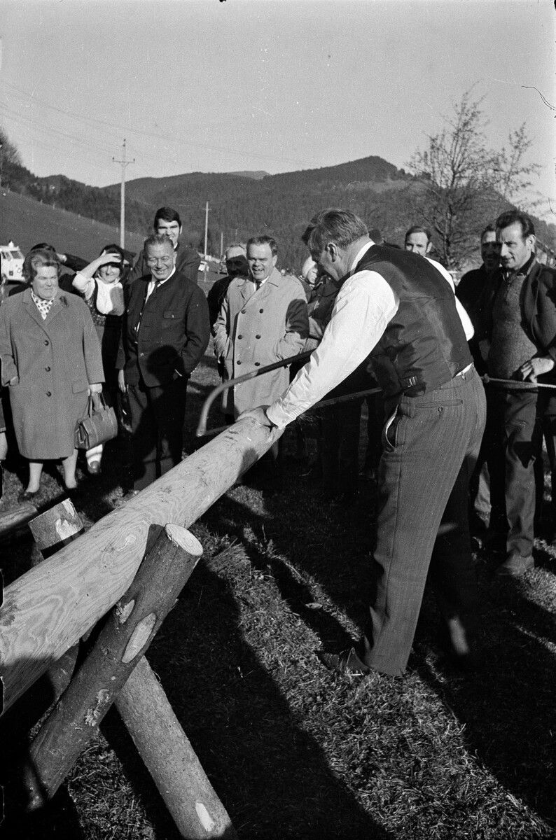 Prominenz aus der Politik war ebenfalls vertreten. Der Bregenzer Bürgermeister Karl Tizian versucht sich an der Handsäge.⇒Oskar Spang, Stadtarchiv Bregenz