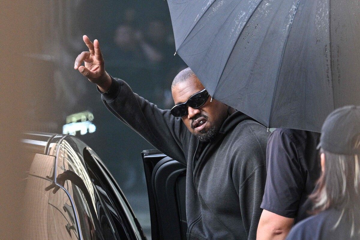 Rapper Kanye West begrüßt seine Fans bei der Ankunft am Flughafen in Shanghai.