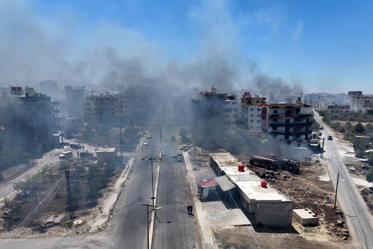 Rauch steigt über der Stadt Suwaida im Süden Syriens auf. ⇒AFP