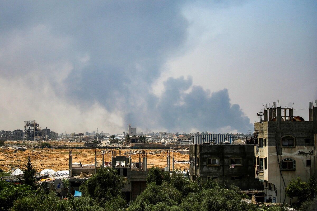 Rauch über Deir al-Balah im Zentrum Gazas: Israel kündigte an, die Einsätze auszuweiten. ⇒AFP