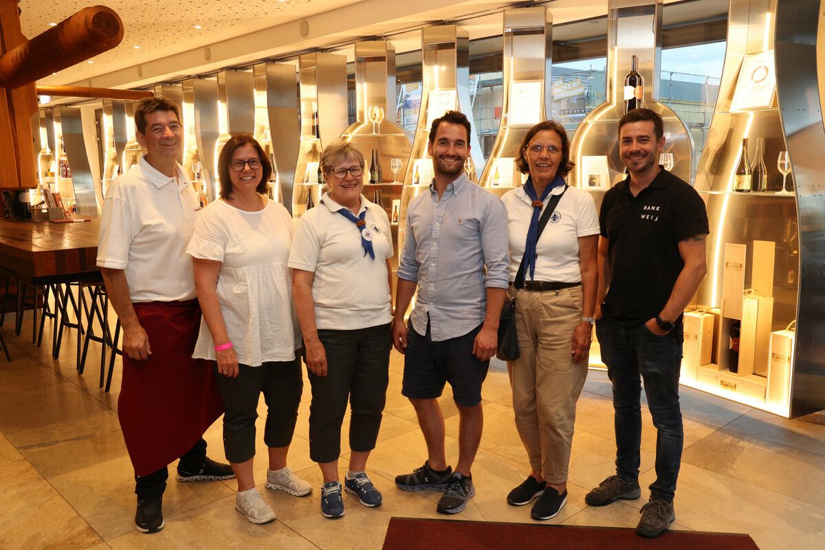 Roland Vith, Katharina Wöß-Krall, Andrea Kopf, Josef Hornstein, Christl Lampl und Andreas Wally (Marktgemeinde) in der Vinothek.⇒ Arno Meusburger