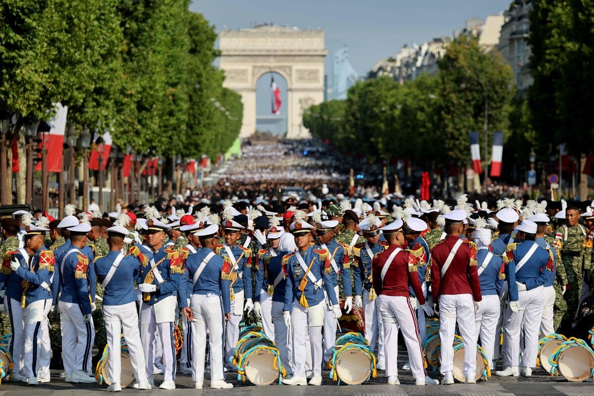 Rund 7000 Soldaten, 65 Flugzeuge, 250 Fahrzeuge und 200 Pferde: Frankreich hat am Nationalfeiertag (14. Juli) mit einer großen Militärparade an den Sturm auf die Bastille erinnert. APA 