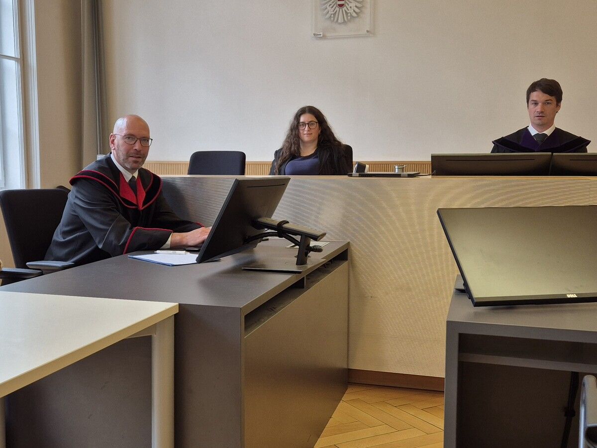 Sämtliche Prozessbeteiligten waren im Verhandlungssaal anwesend – mit Ausnahme des Angeklagten selbst. ⇒Eckert