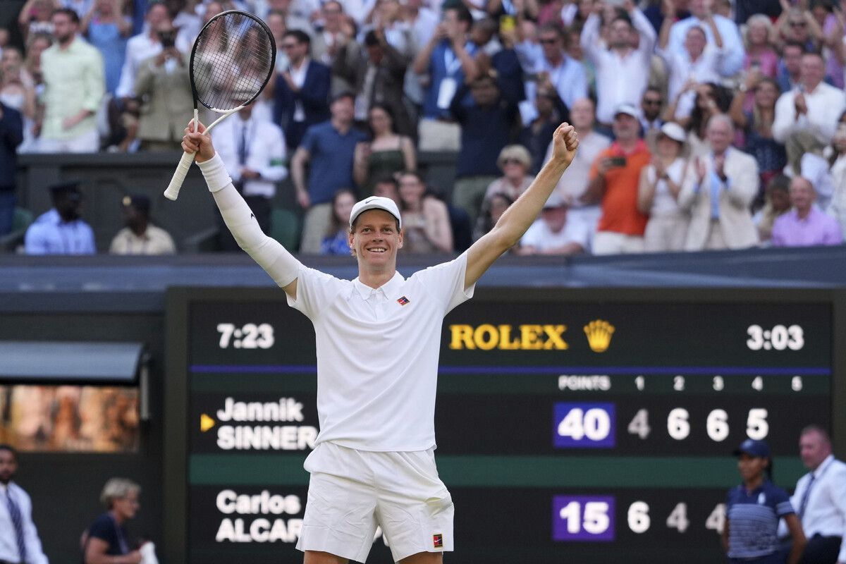 Sekundenlang breitete Jannik Sinner seine Arme aus, ging in die Knie und klopfte immer wieder auf den Rasen. Ergriffen feierte der Italiener seinen Premierentriumph in Wimbledon.⇒APA