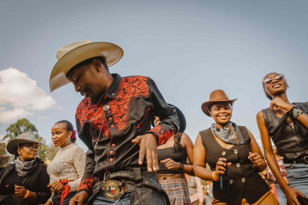 Sheriff Knight, der tanzende Cowboy, leitete den Line Dance während des Internationalen Cowboy-Tages auf der Ngong-Rennbahn in Nairobi. AFP (4); dpa