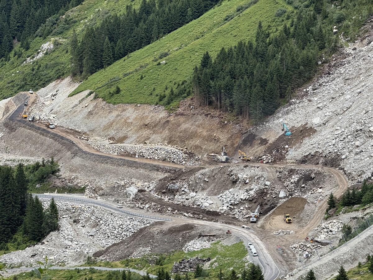 Sicherungsarbeiten vor Wiedereröffnung der Silvretta Hochalpenstraße. ⇒Schad(2)