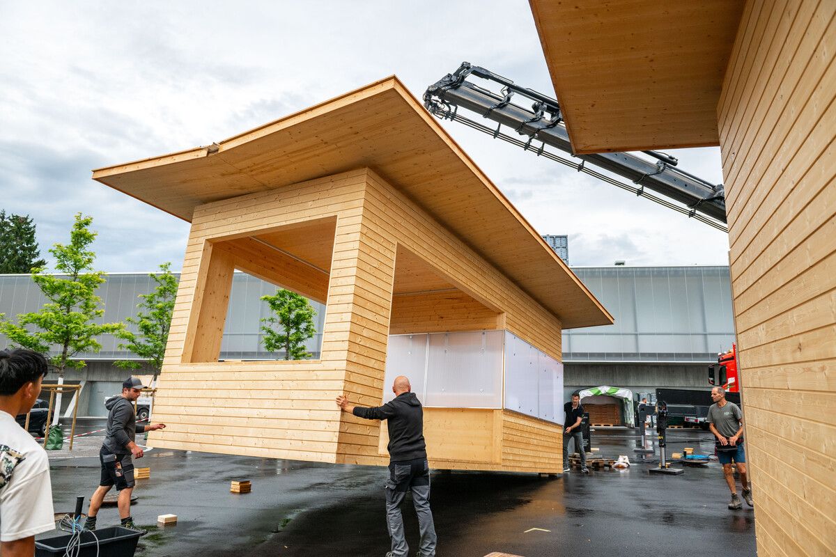 Sieben Tonnen Holz in der Luft. Die Party-Pavillons werden aufgestellt.