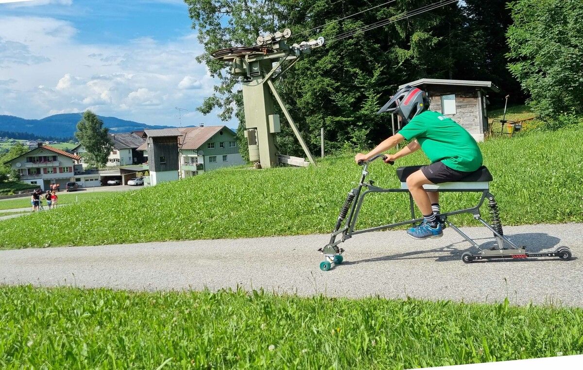 Skibob im Sommer: Munter geht‘s den Berg runter.⇒mso