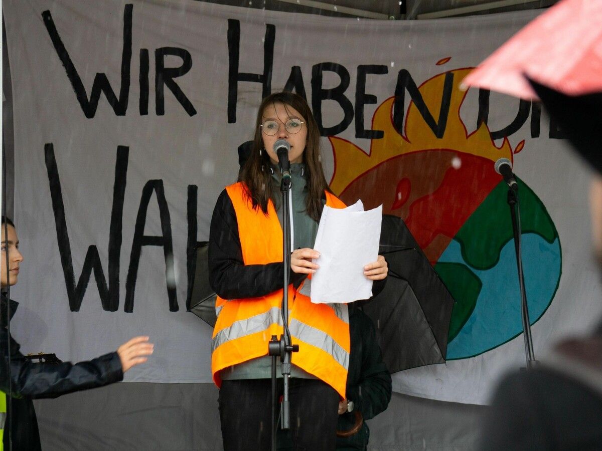 Sophia Hagleitner bei der Demonstration vor der EU-Wahl 2024, bei der sie sich für mehr Klimagerechtigkeit auf europäischer Ebene einsetzte. ⇒Mathias Klocker