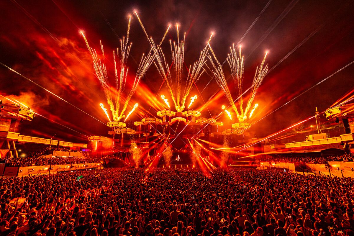 Spektakuläre Lichtshows auf der Mainstage begeisterten die Zuschauer des Electric Love.⇒ ELF/Van der Maade
