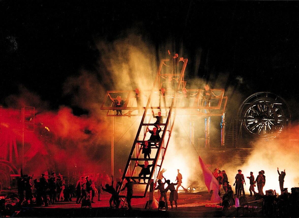 Spektakuläres Bühnenbild von Stefanos Lazaridis auf der Seebühne. ⇒Br. Festspiele