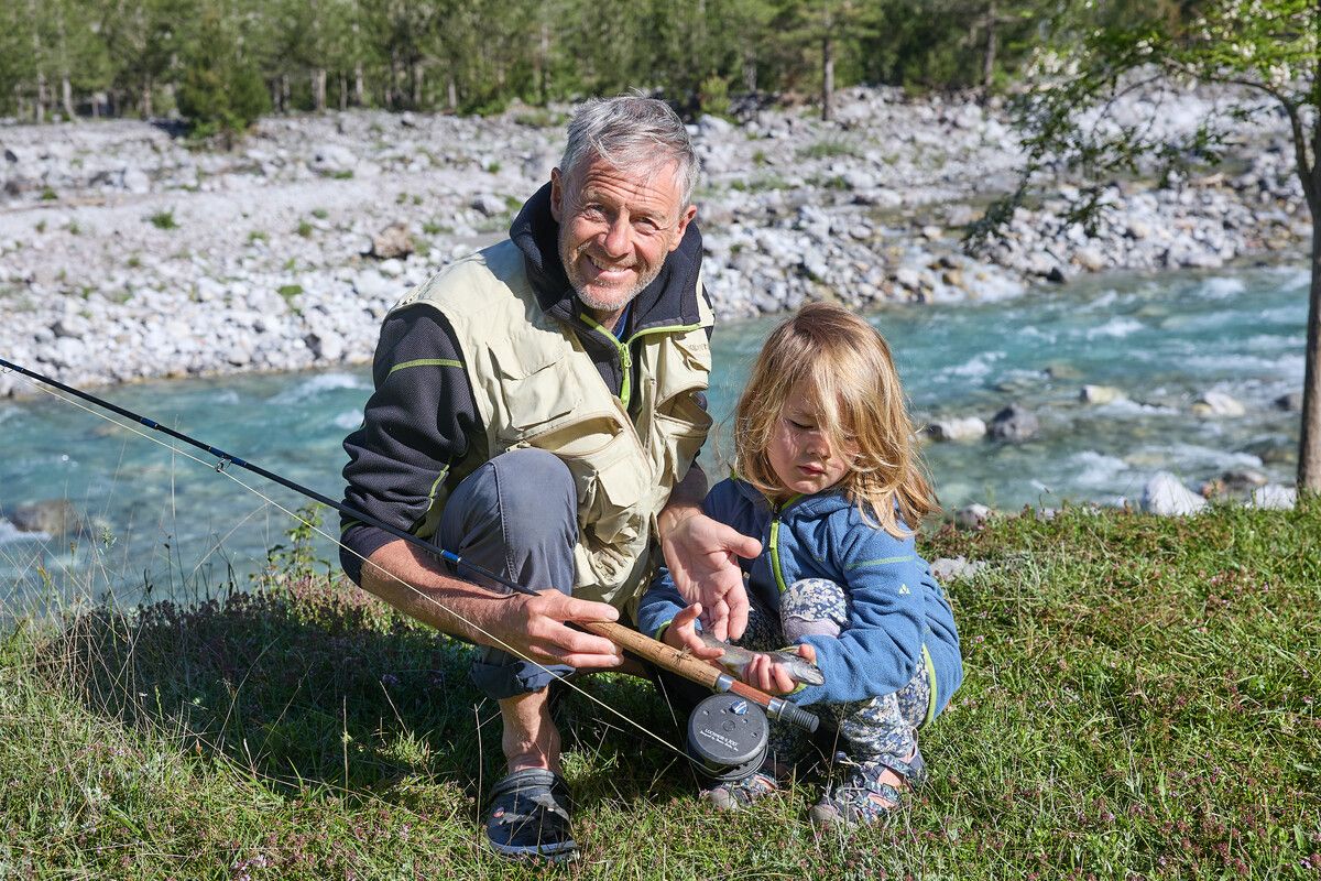 Stefan Kothner mit seiner Tochter Rosa Lucia beim Angeln in Albanien.⇒Kothner (3)