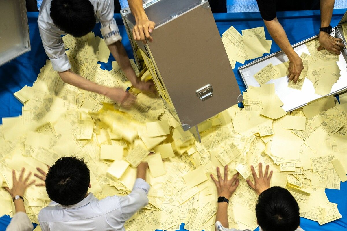 Stimmen für die Oberhauswahl in Japan werden ausgezählt. ⇒AFP
