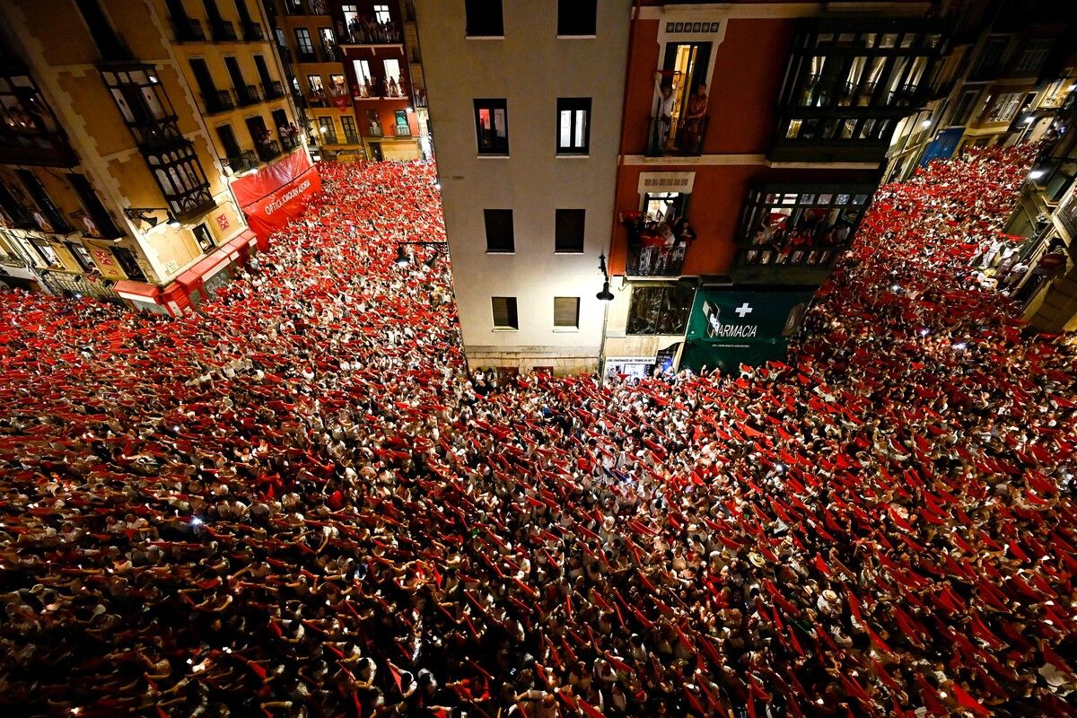 Tausende Menschen feiern das Ende des San-Fermín-Fest in Pamplona mit seinen berühmten Stierläufen durch die Altstadt. AFP