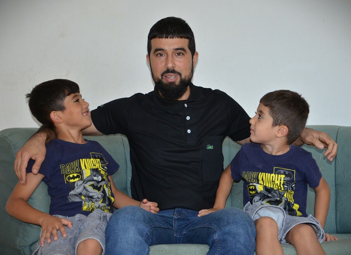 Thamer Al-Khalaf mit seinen in Syrien geborenen Söhnen Ali (6) und Hussein (4). ⇒HRJ (2)